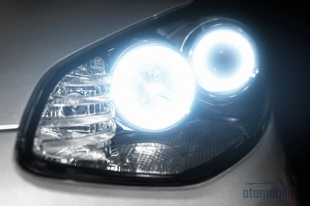 There is no tungsten filament inside a xenon headlight; what ignites the light is the electric arc itself, generated by a voltage of up to 23,000 volts.