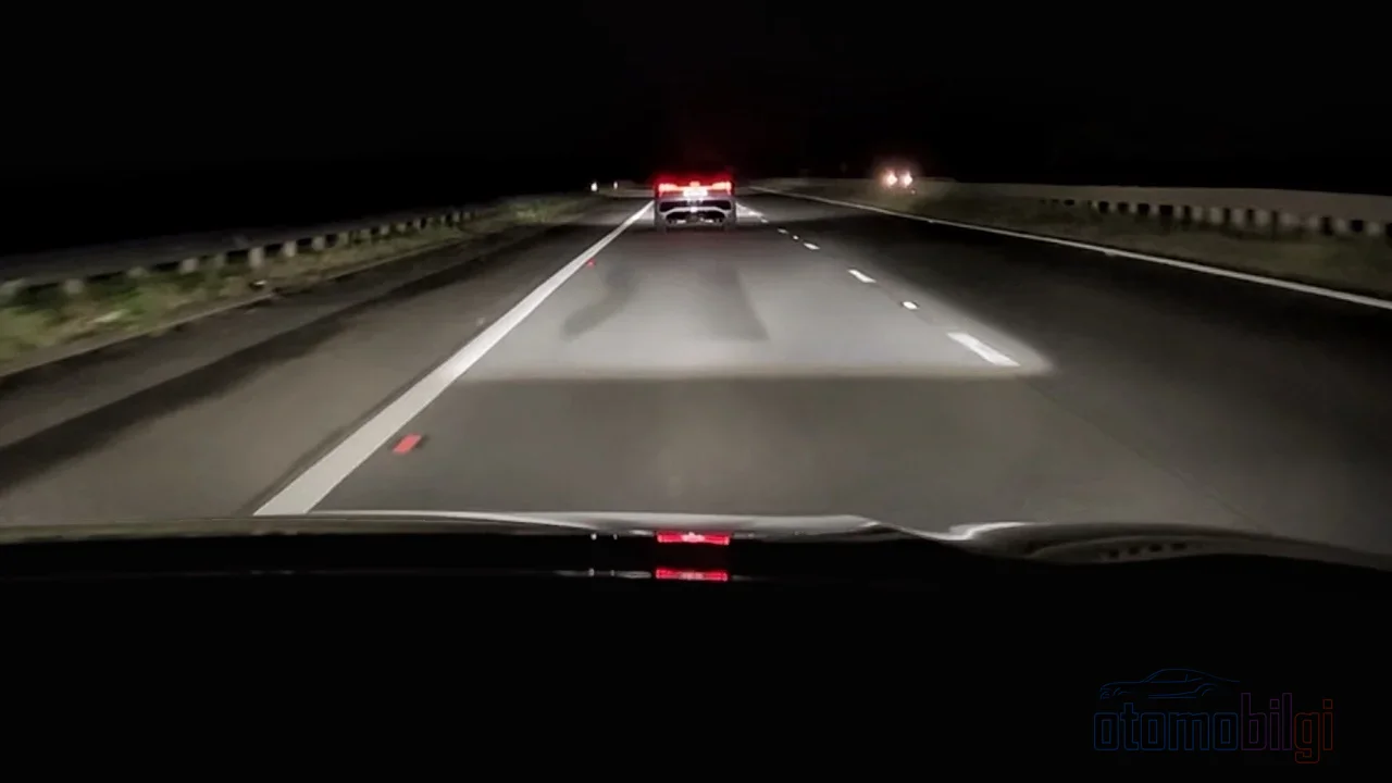 32.768 bağımsız piksel, farı bir projektör gibi yönetip karşı şeridi kamaştırmadan yolu piksel piksel aydınlatmayı mümkün kılıyor.