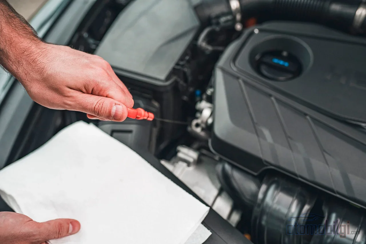 Koyulaşan motor yağı yalnızca temizleme görevini yaptığının işareti olabilir; gerçek kararı min–maks çizgisi ve laboratuvar analizi verir.