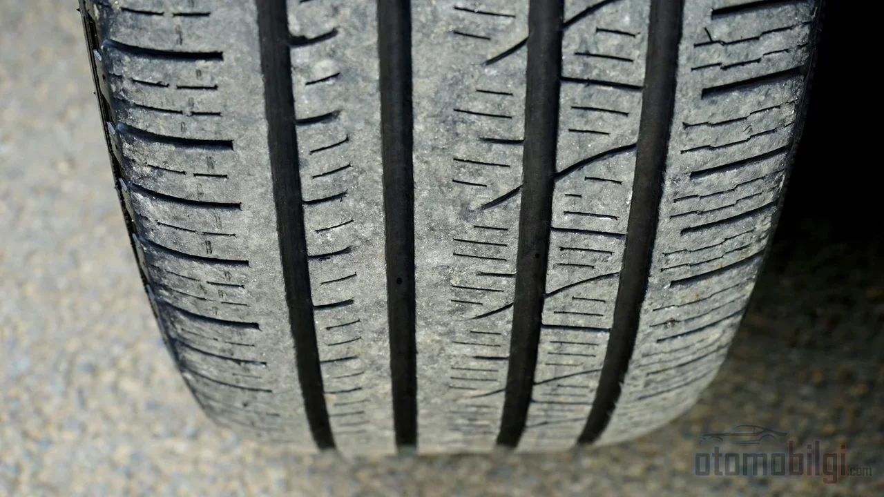 TPMS lambası bir emir değil uyarıdır; panik yok ama aynı gün içinde her lastik soğukken ölçülüp eksiği tamamlanmalı.