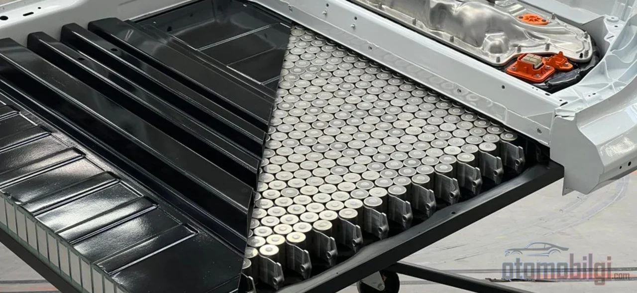Deşarj sırasında lityum iyonu elektrolit içinde yüzerken elektron dış devreden dolanmak zorundadır; bu zorunlu rota, cihazınızın gücünün ta kendisidir.