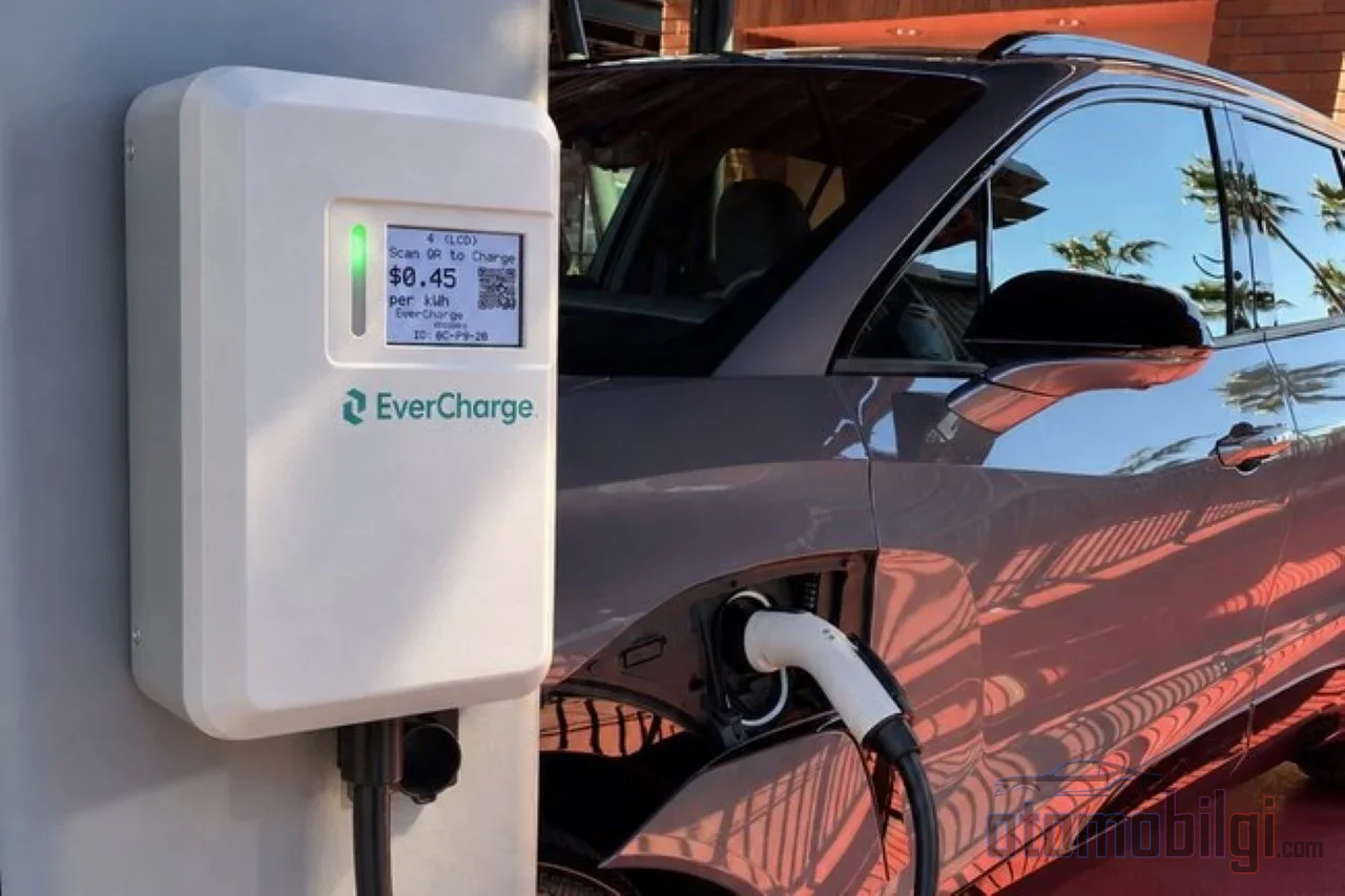 Aynı 48 kWh, duvar ünitesinde yedi saate, hızlı şarjda çeyrek saate iner; asıl sınır pilin kendisi değil, aracın kabul ettiği gücün tavanıdır.