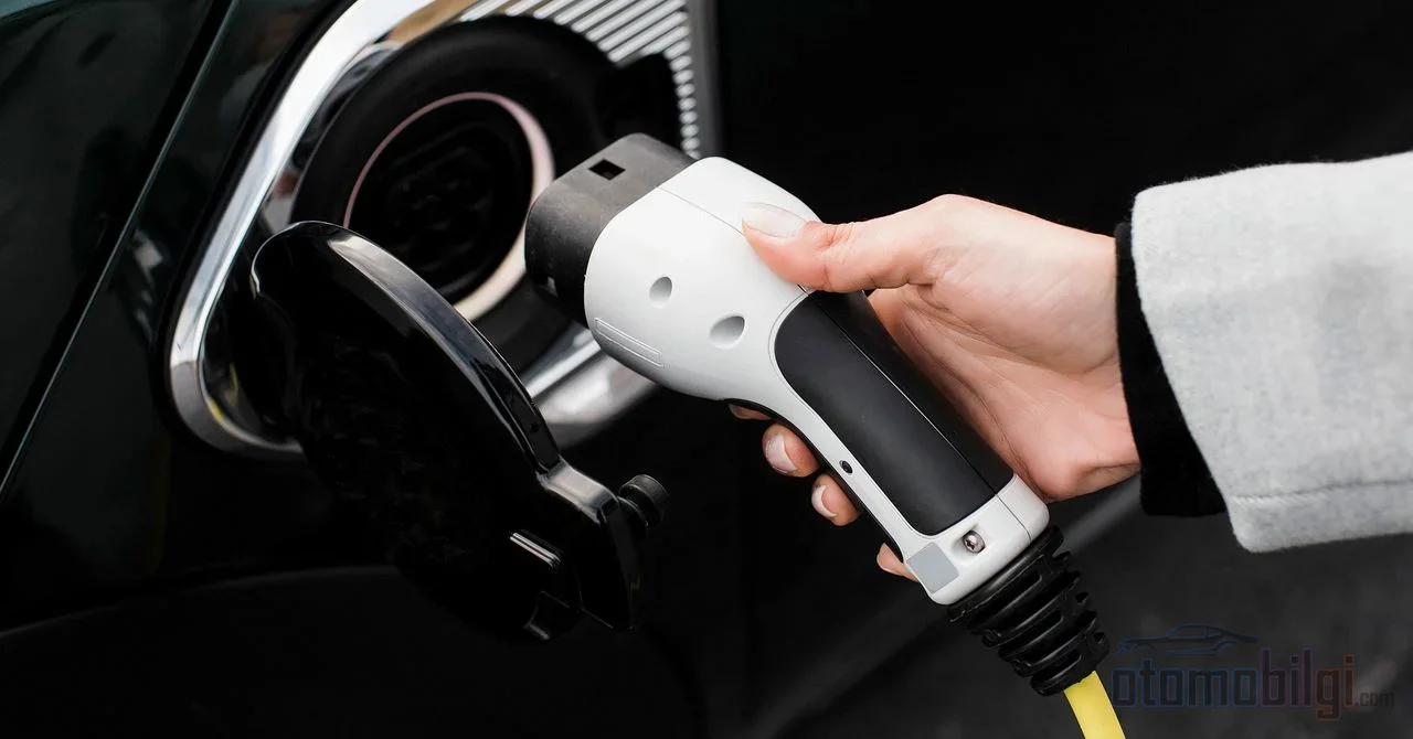 Tesla Model Y'nin Service menüsünde batarya sağlığını doğrudan gösteren ekran, ikinci el alımın en dürüst sörveyörüdür.