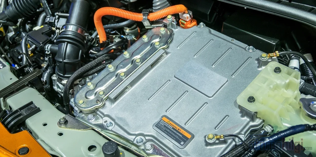 Heat permanently shortens the life of a hybrid battery, while cold only reduces that day's performance without leaving permanent damage.