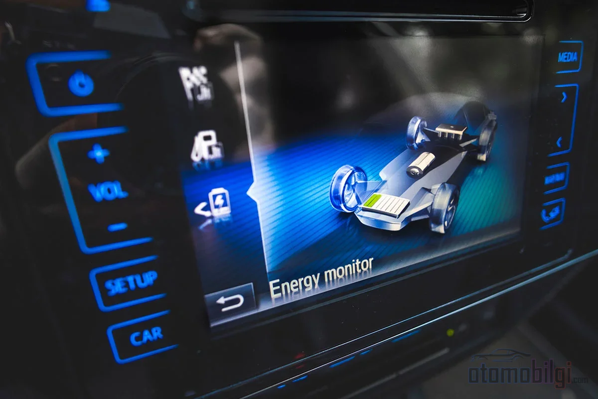 A full-looking battery does not mean the system has the energy to be willing to drive electrically; the hybrid deliberately keeps this band narrow to preserve battery life.