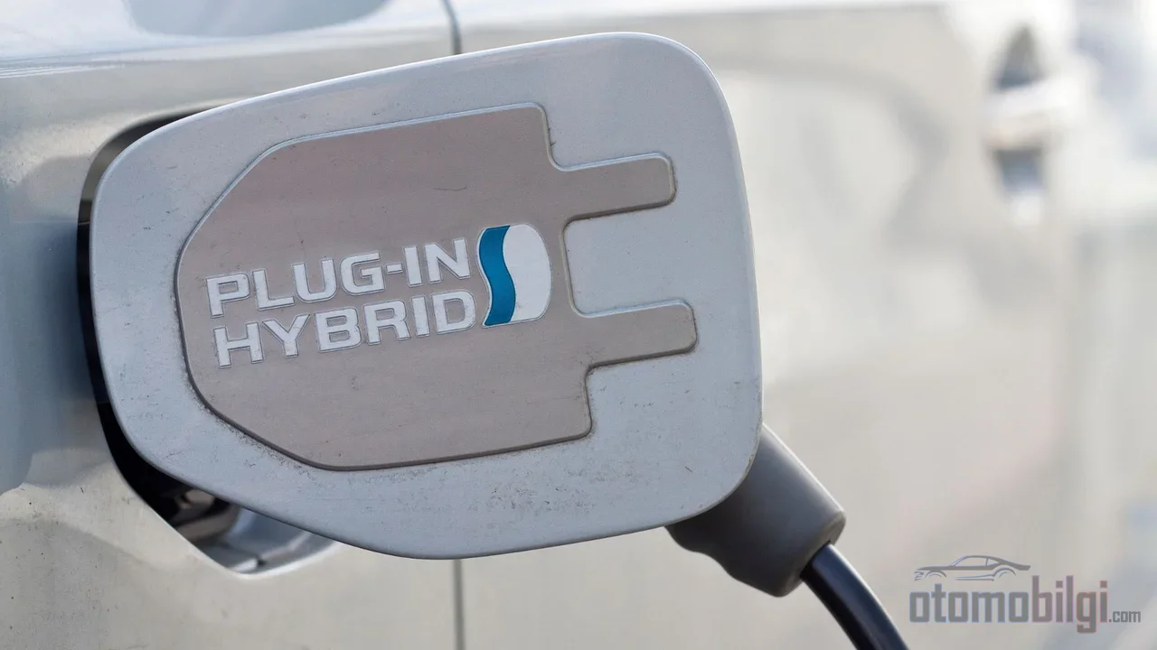 PHEV'in şarj hızını duvar değil, aracın kendi dahili şarjıcısı belirler: 22 kW istasyona bağlı 3,7 kW'lık araç yine 3,7 kW ile dolar.