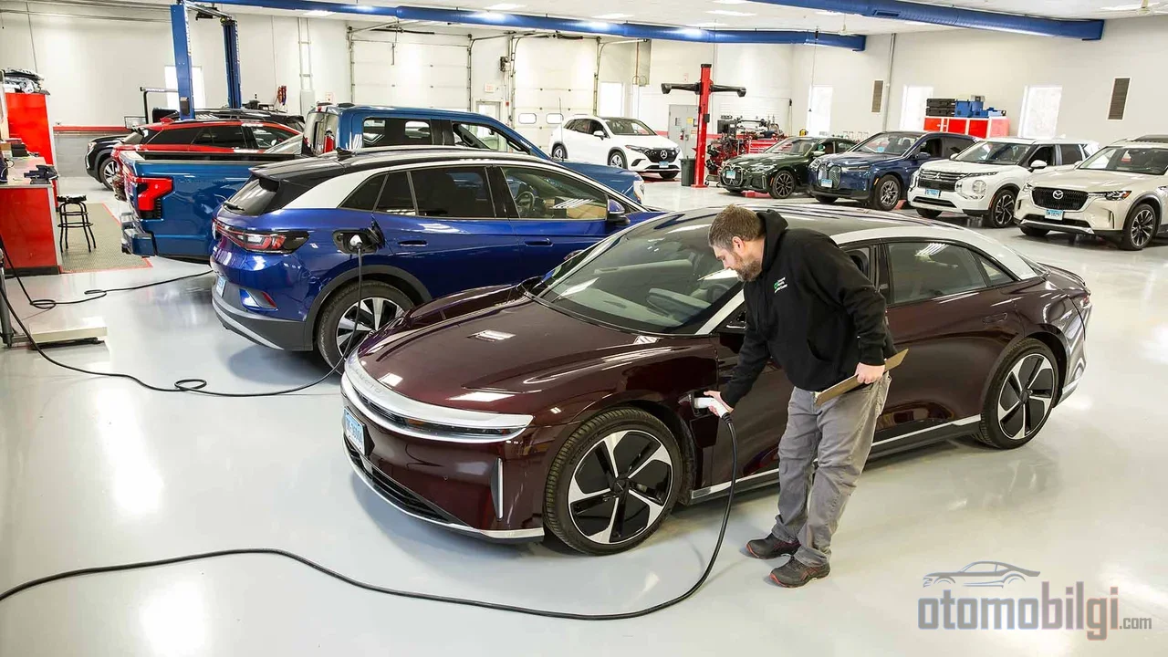 A large battery is a prerequisite for long range, but it alone is not enough; the real determining factor is capacity multiplied by efficiency.