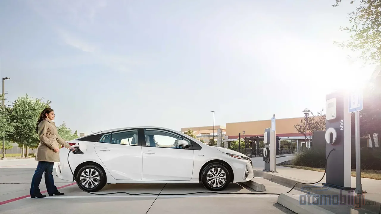 Elektrik bitse bile içten yanmalı motorla yola devam eden bir PHEV için hızlı şarj, gereklilik değil, yeni nesil bataryaların getirdiği bir konfor özelliğidir.