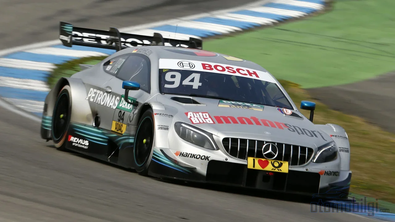 Downforce arttıkça lastikler yola daha sıkı bastırılır, tutuş artar ve viraj hızları tırmanır; DTM'in bütün kimliği bu fizikte saklı.