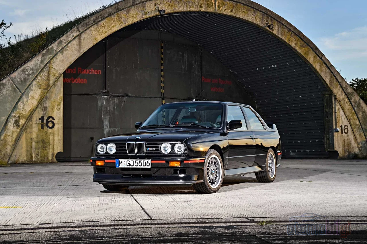 Sadece 600 adet üretilen M3 Sport Evolution, 238 beygirlik 2.467 cc motoruyla Münih'in DTM'deki cevabıydı.