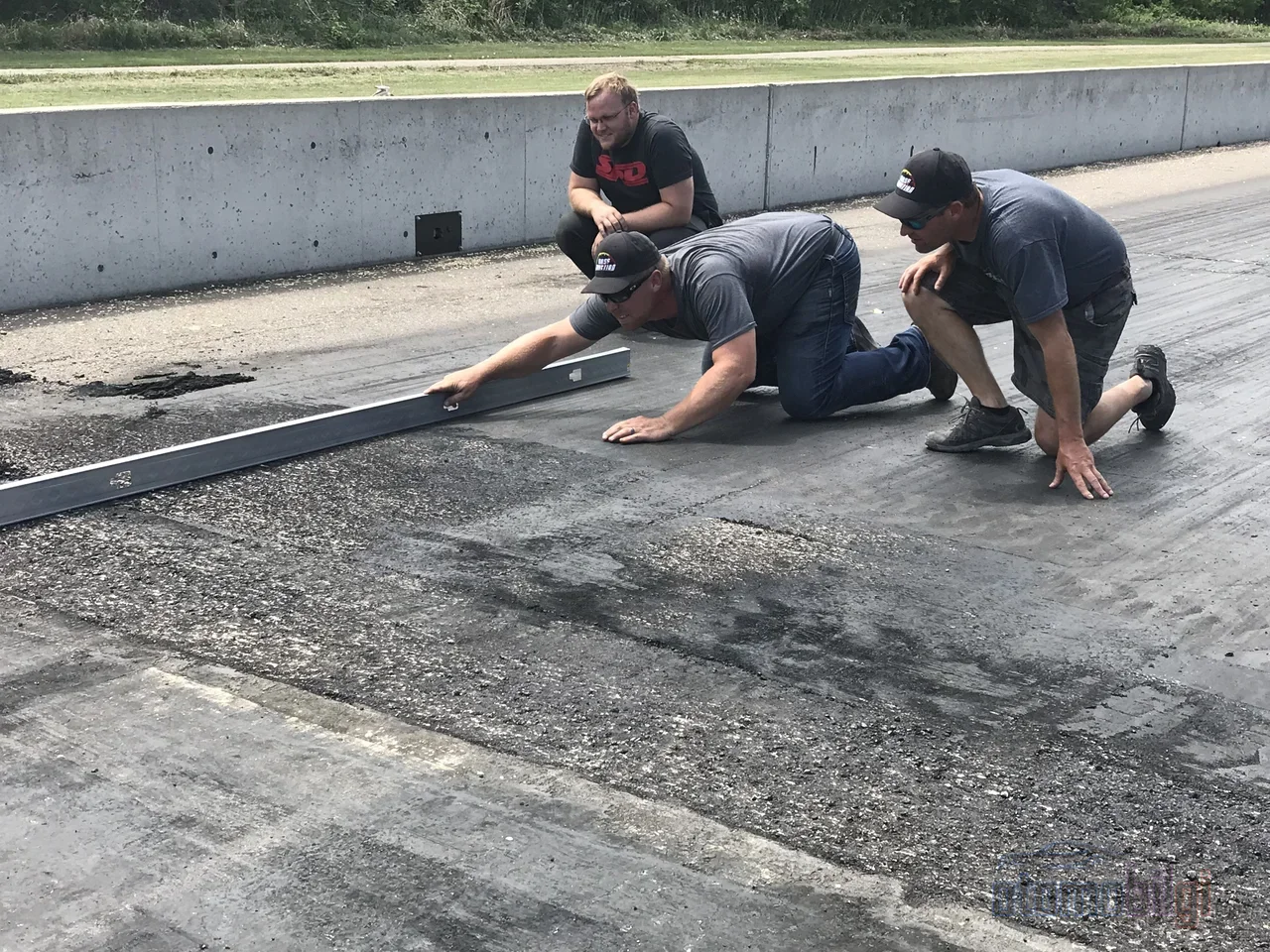 The stickiness of the track is no accident; synthetic resins sprayed onto the asphalt after hours of preparation transfer the engine's power to the road without wheel spin.