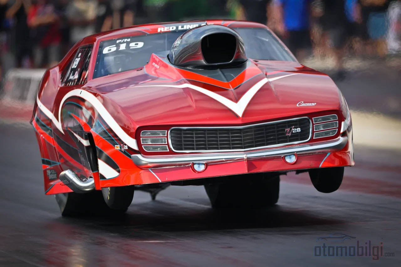 Pro Stock motorlarında 15:1'e varan sıkıştırma oranı ve yüksek devir, Chevy'nin 500 cubic inchlik DRCE motorundan 1.400 beygir güç alınmasını sağlıyor.