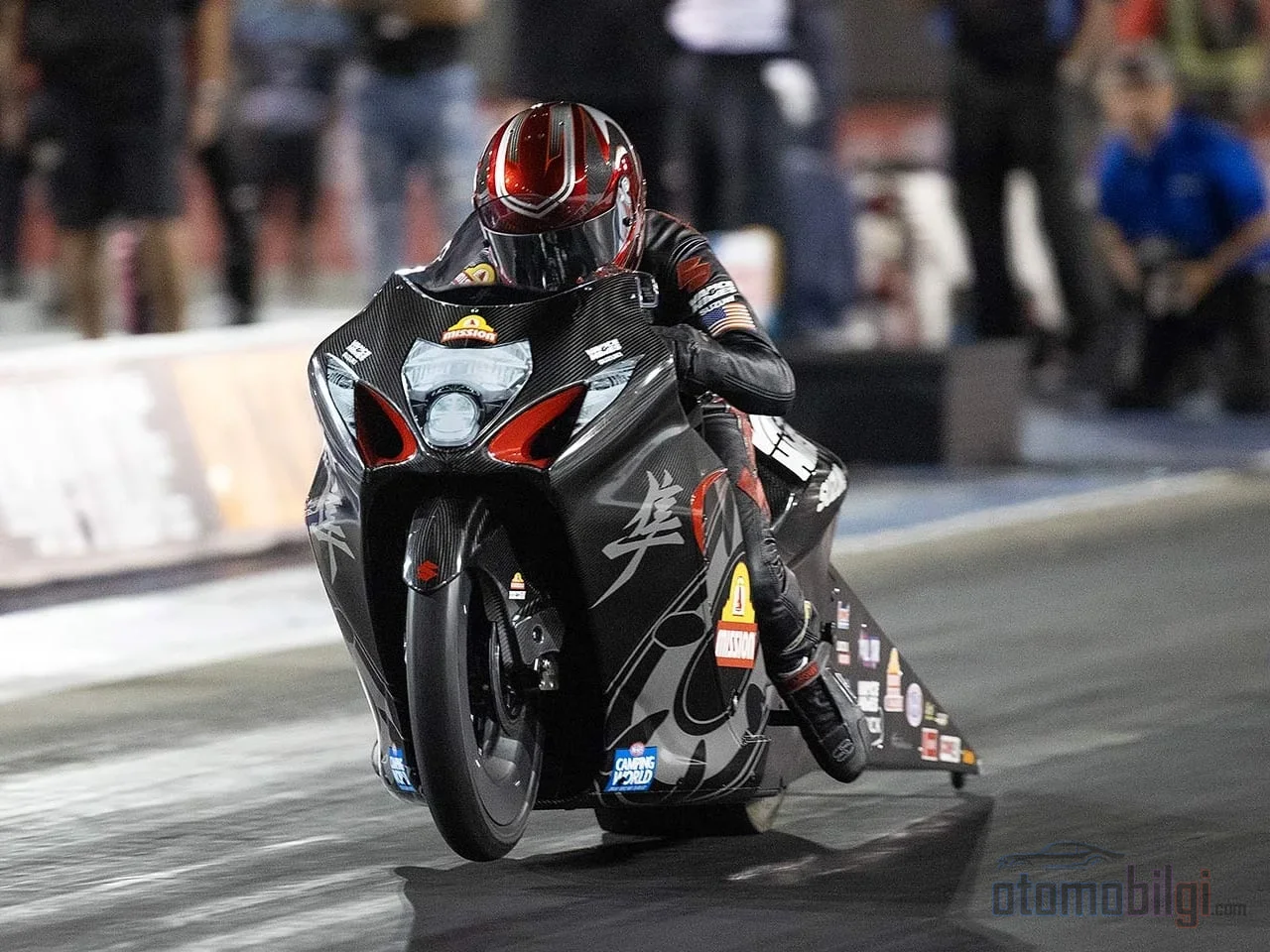 Une Suzuki d'apparence totalement d'usine redéfinit entièrement le quart de mile en dépassant les 205 mph en six secondes et demie.