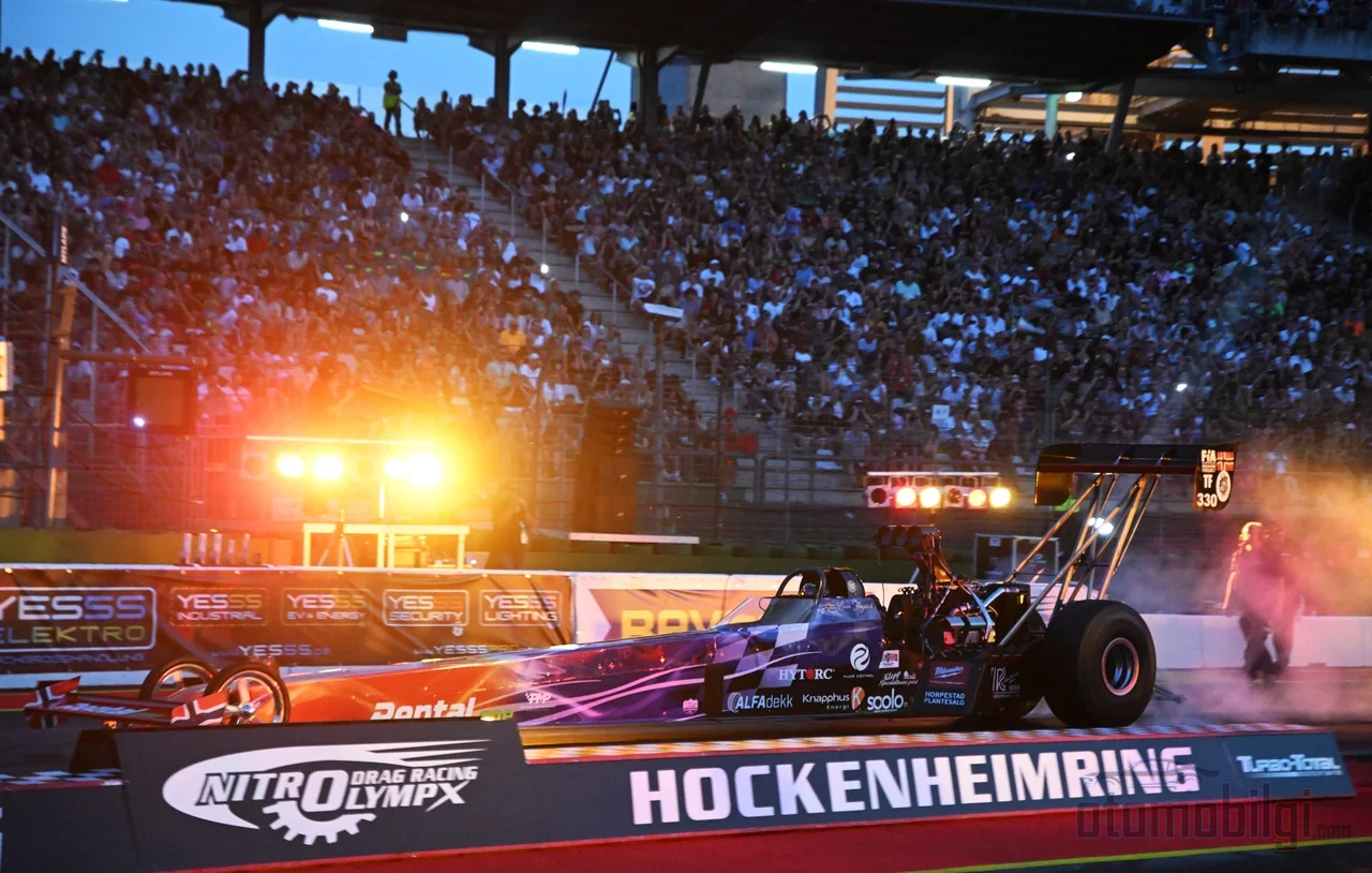 Top Fuel ile Funny Car'ın motor konumu ve şasi yapısındaki farklar, iki sınıf arasındaki performans farkının temelini oluşturuyor.
