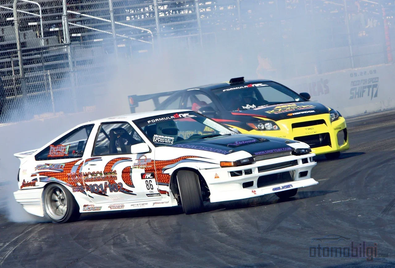 Debriyaj tekmesi, şanzımanı şoke ederek arka lastiklerin tutuşunu kıran ve virajda oversteer başlatan en ani drift silahıdır.