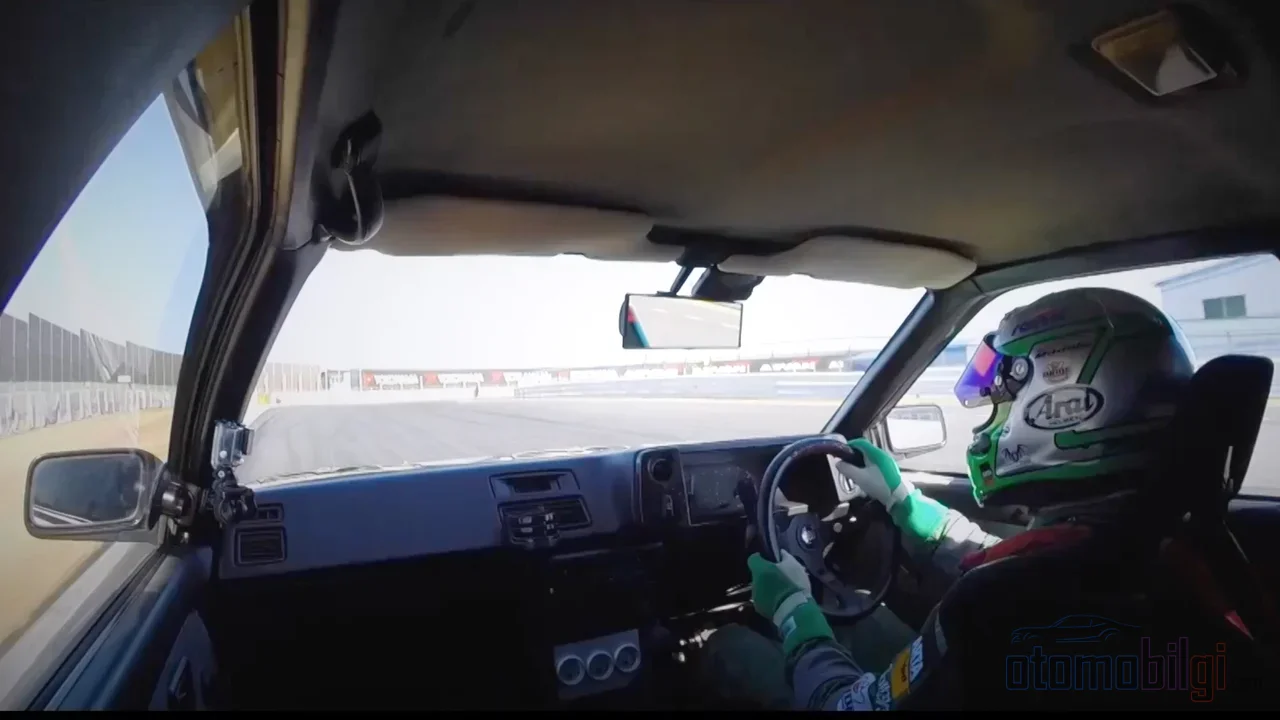 Daigo Saito, hem D1 Grand Prix'i hem de Formula Drift'i kazandığı söylenen tek isim; doğruysa drift tarihinin en görkemli çifte tacı.