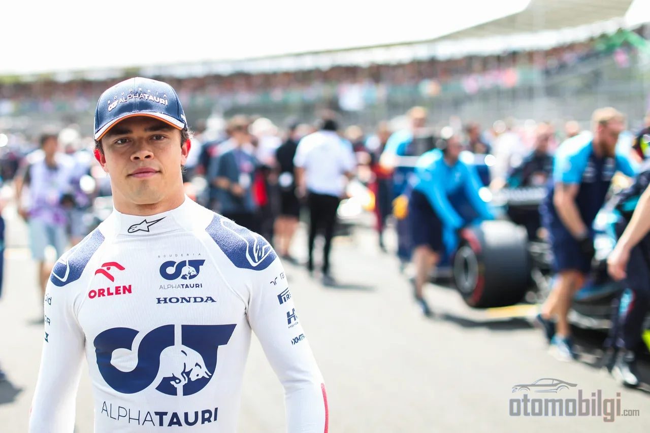 F1'de bir sprintse direksiyon burada bir maraton: Le Mans'ta her pilot tek başına 2-3 saatlik stintlerle geceyi ve yağmuru deviriyor.