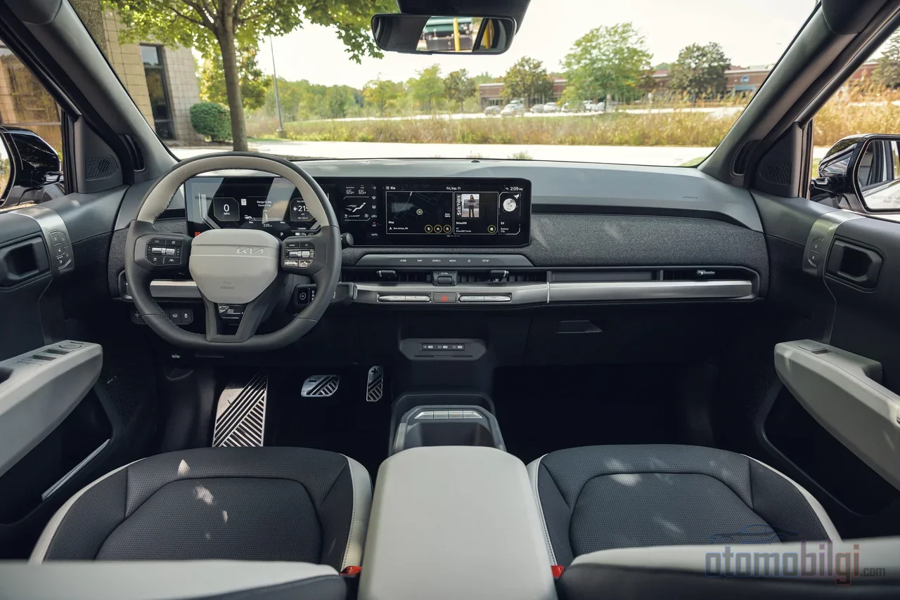 Sadece 4,3 metre uzunluğuna rağmen EV3'ün içi bazı değerlendirmelerde Volvo EX30'dan bile daha ferah bulunuyor.