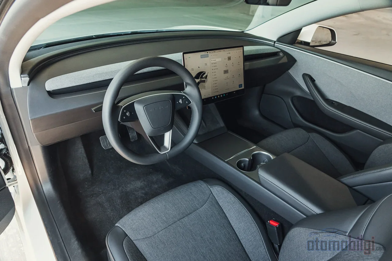 Tesla Model 3'ün sade kabini sessizlikte zirveye çıkmış ama tek bir dokunmatik ekran, sürücüyü her işlev için ekran bağımlısına dönüştürüyor.