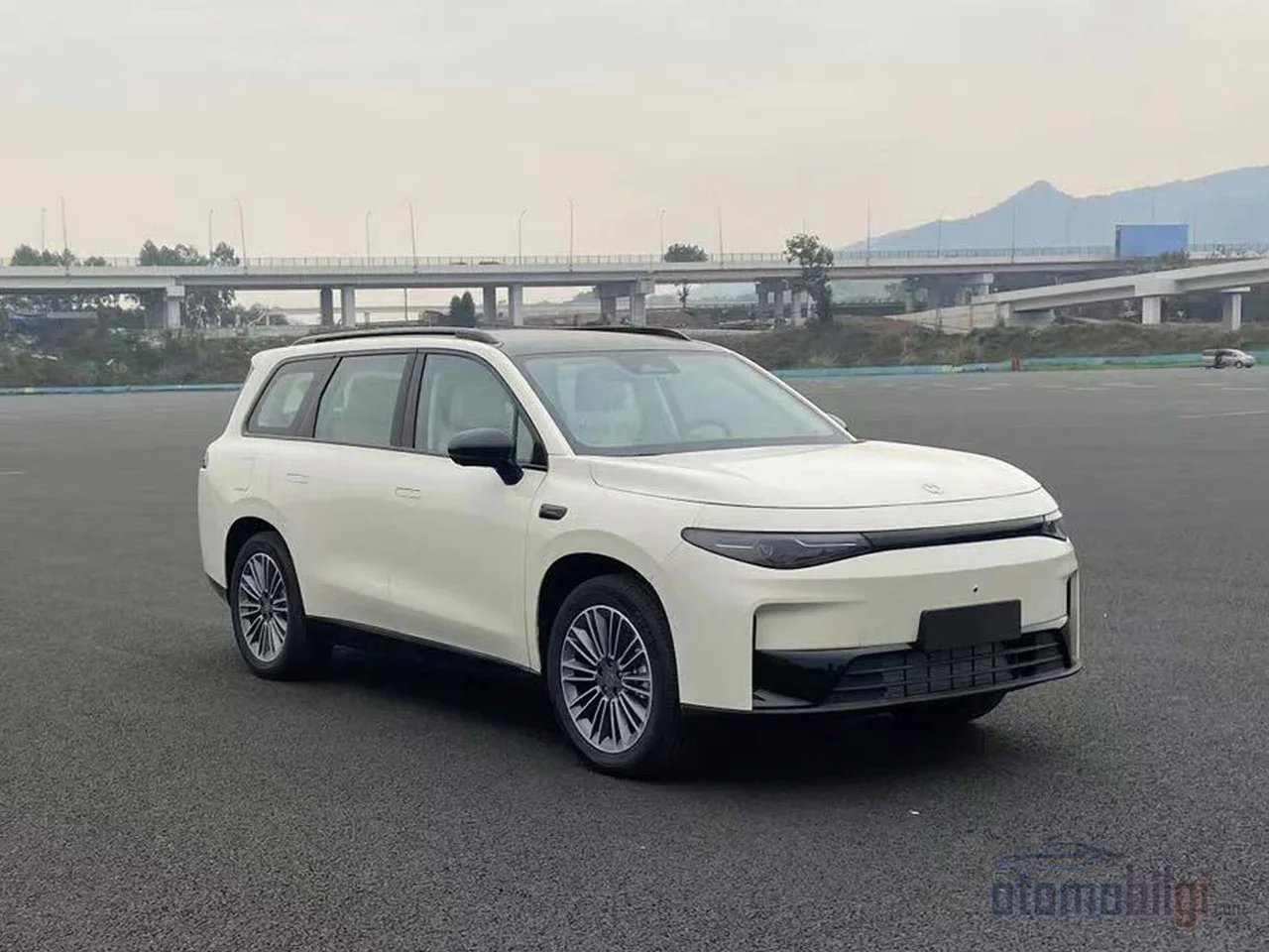 A Kia első dedikált elektromos platformjára, az E-GMP-re épülő EV6 800 voltos architektúrájának köszönhetően 18 perc alatt 80%-ra töltethető.