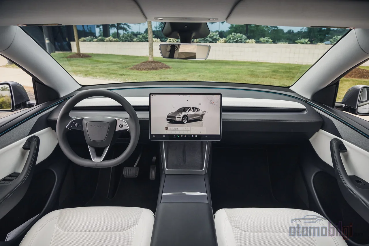 Tesla Model Y'nin dokunmatik ekran etrafında şekillenen minimalist kabini, yazılım ekosisteminin merkezi olarak öne çıkıyor.