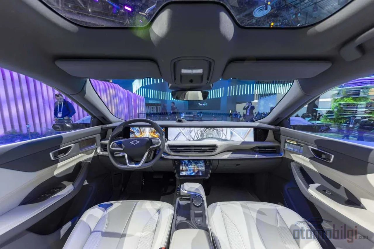 Togg T10F, klasik bir otomobil değil; 41,3 inçlik dev ekranı ve Trumore ekosistemiyle tekerlekli bir mobil cihaz gibi tasarlanmış bir yaşam alanı.