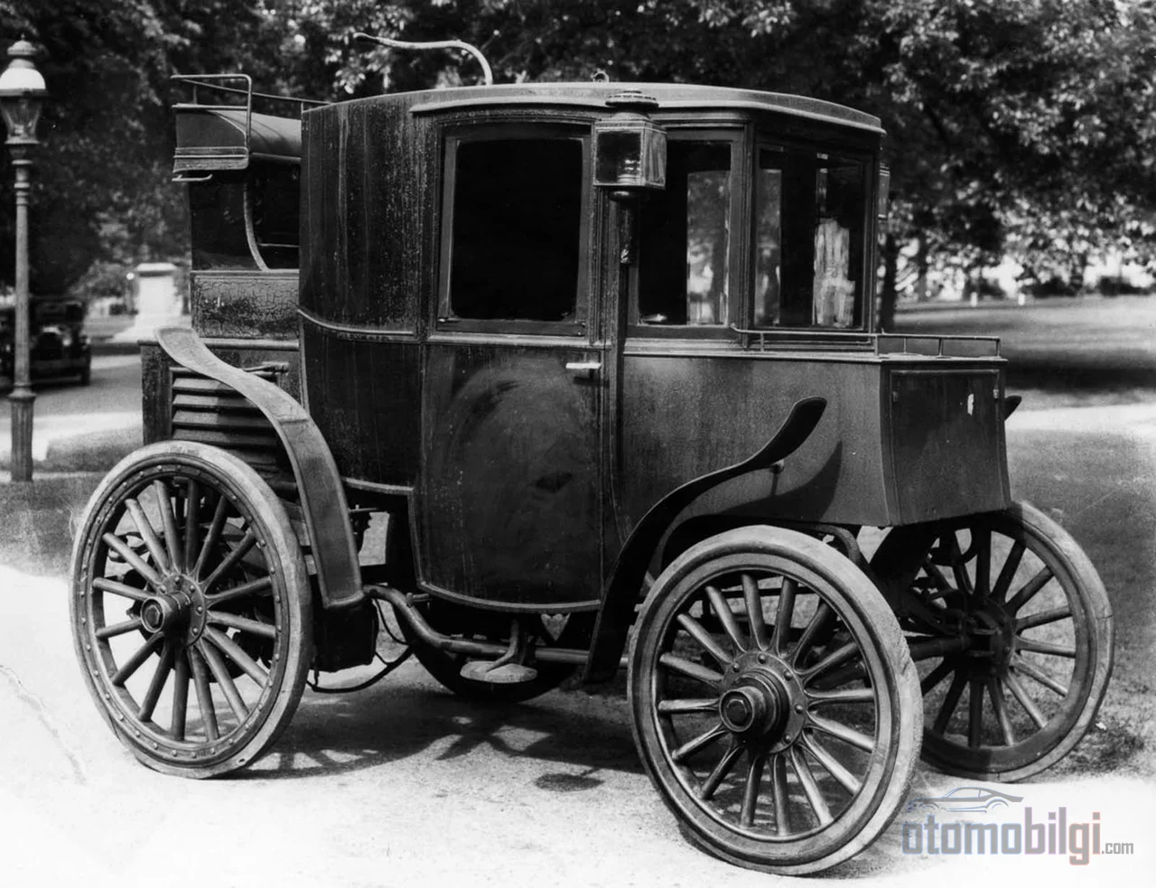 Otomobillerin ilk kara hız rekoru 1898'de 63 km/s ile elektrikli bir Jeantaud'a ait oldu; elektrik, hız yarışının da öncüsüydü.