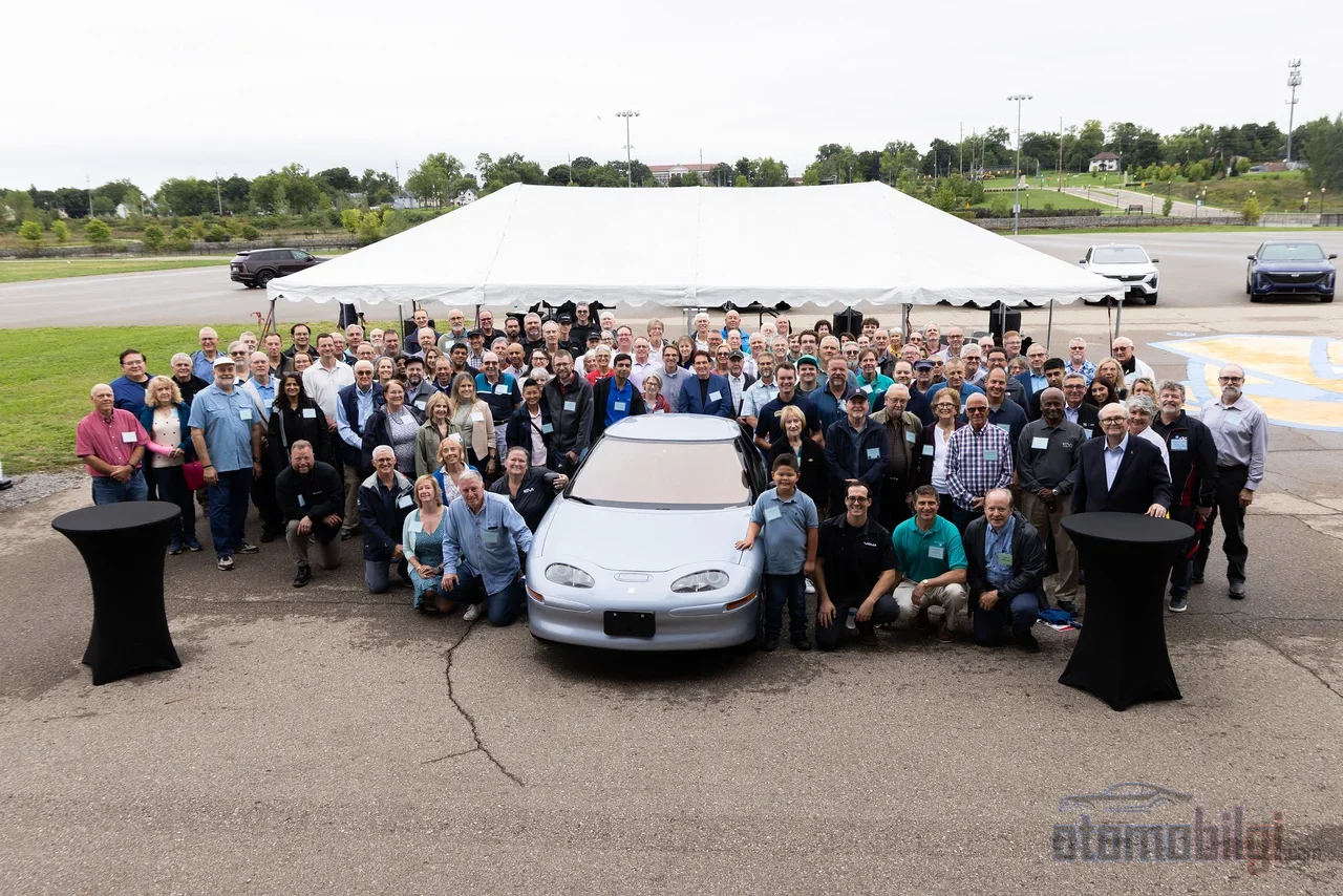 tZero, lityum-iyon hücreleri yol aracına taşıyan ilk örneklerden biri olarak Tesla Roadster'ın doğuşuna ilham verdi.