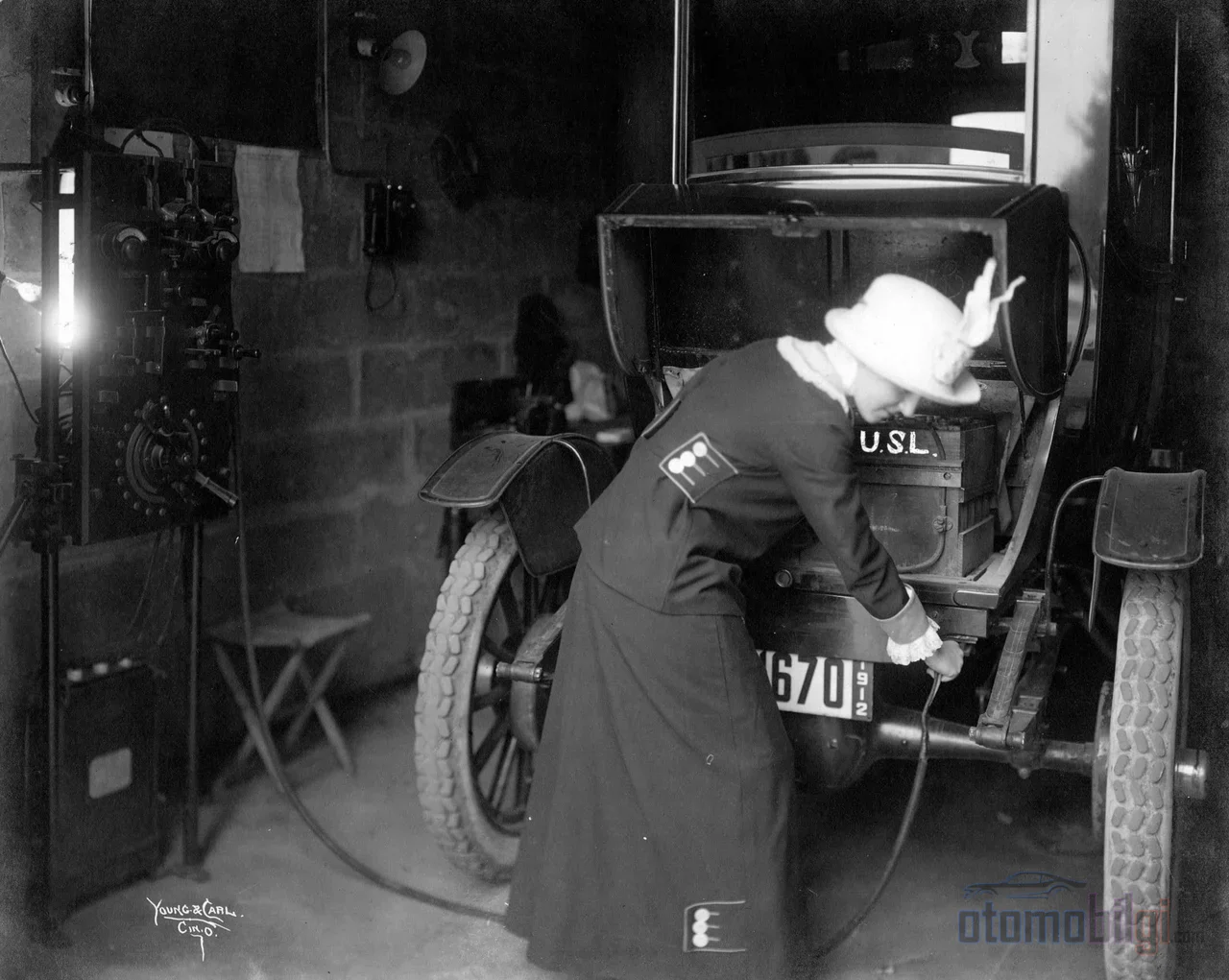 Baker'ın 1910 tarihli reklamları elektriği sessizliğiyle değil, kadının bile kullanabileceği imasıyla satıyordu.