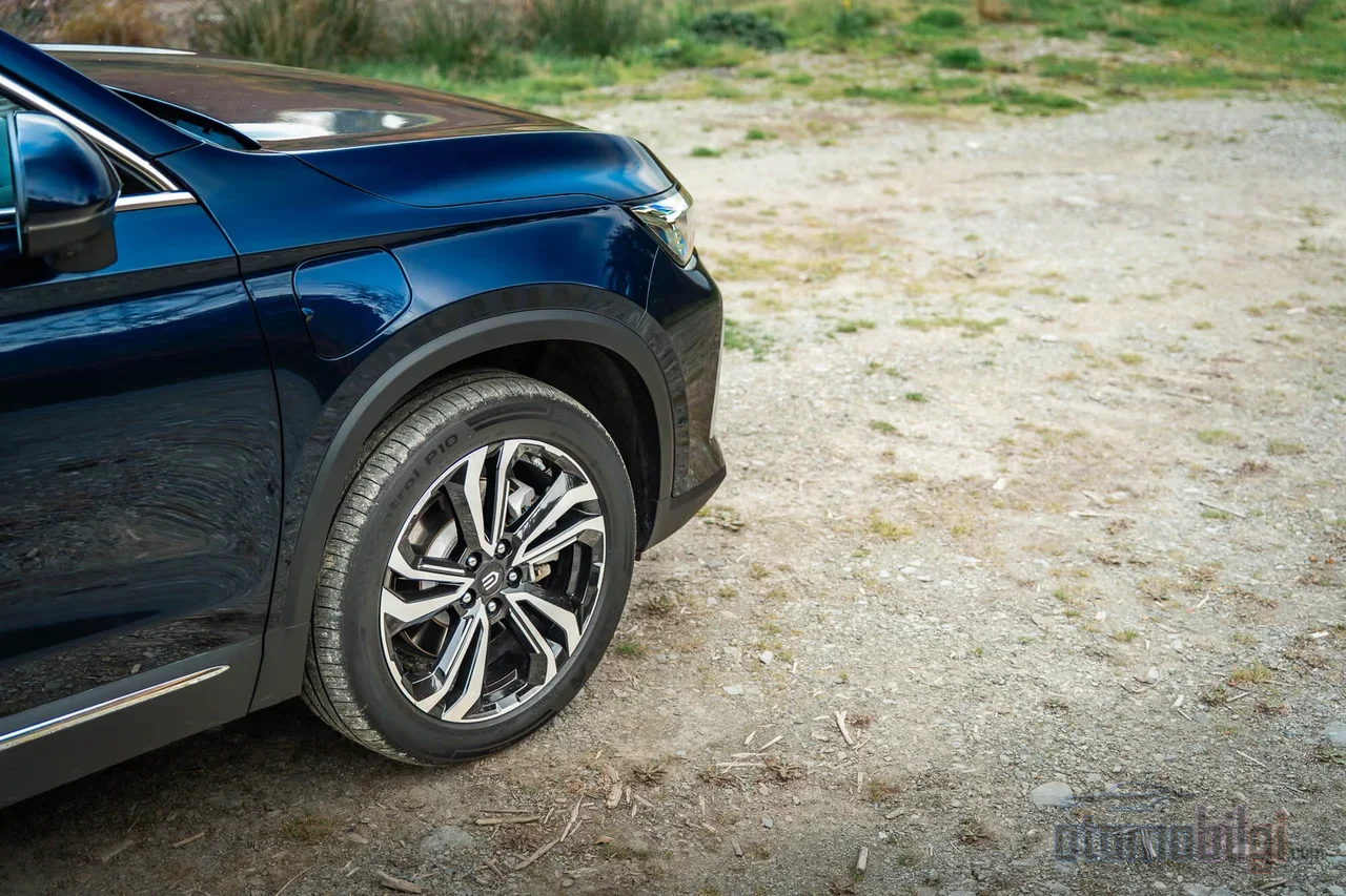 A well-calibrated brake blending establishes the balance within milliseconds, without the driver ever noticing the transition between regenerative and hydraulic braking.