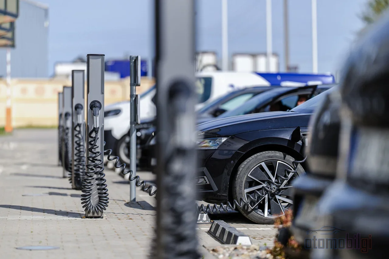 The charging speed of an electric vehicle at home is determined not by the wall-mounted unit, but by the onboard charger, which is kept in the 7-22 kW range.