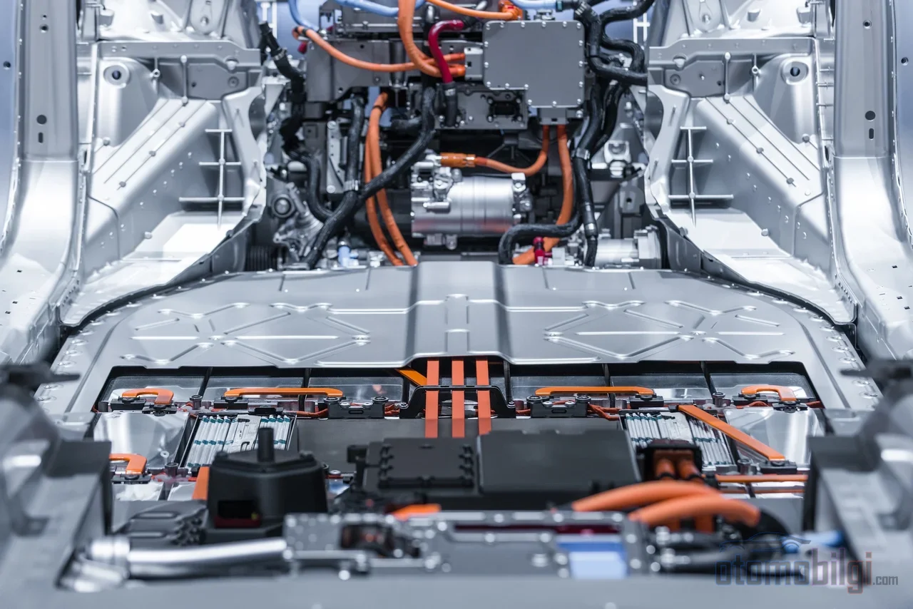 Tork vektörleme zincirinde traksiyon invertörü, bataryadan gelen DC akımı kontrollü AC'ye çevirerek motorun hızını ve torkunu PWM ile ayarlar.