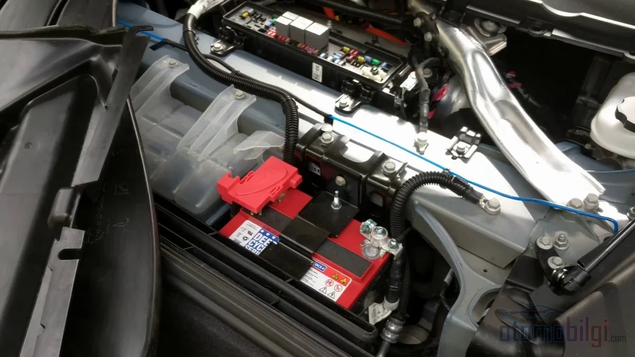 Alongside the massive power of 400-800 volts, what truly keeps an electric car on its feet is the quiet 12-volt line.