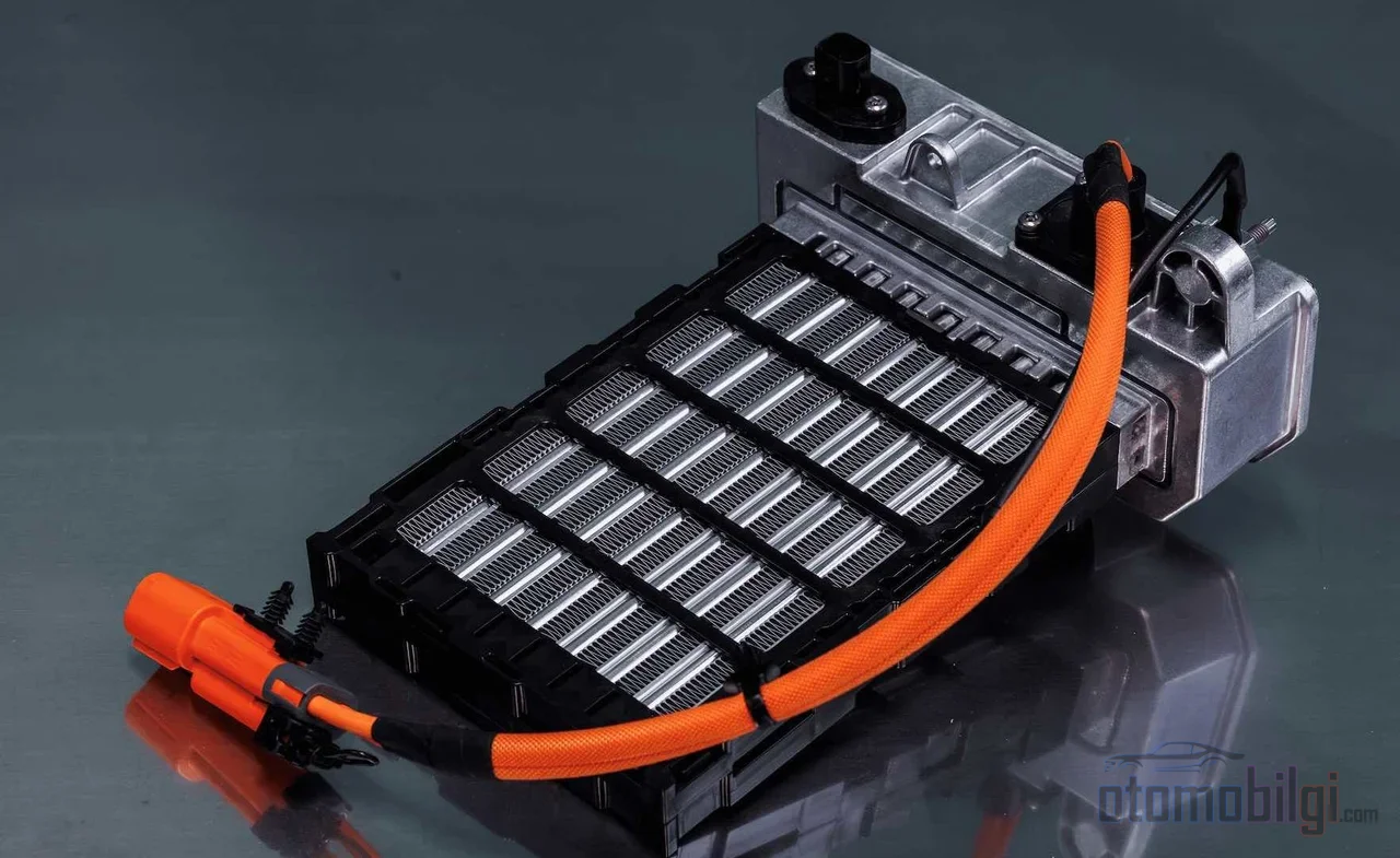 800 voltlu bir elektrikli araçta silisyum karbür bir zorunluluktur; IGBT yerine SiC kullanan invertörler %40 daha hafif oluyor ve şarj sürelerini yarıya indiriyor.