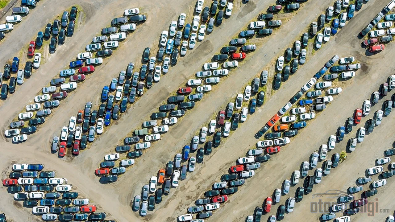 According to twenty thousand electric vehicle owners, only 2.5 percent of batteries were replaced; the real reason for rapid depreciation is fear, not data.