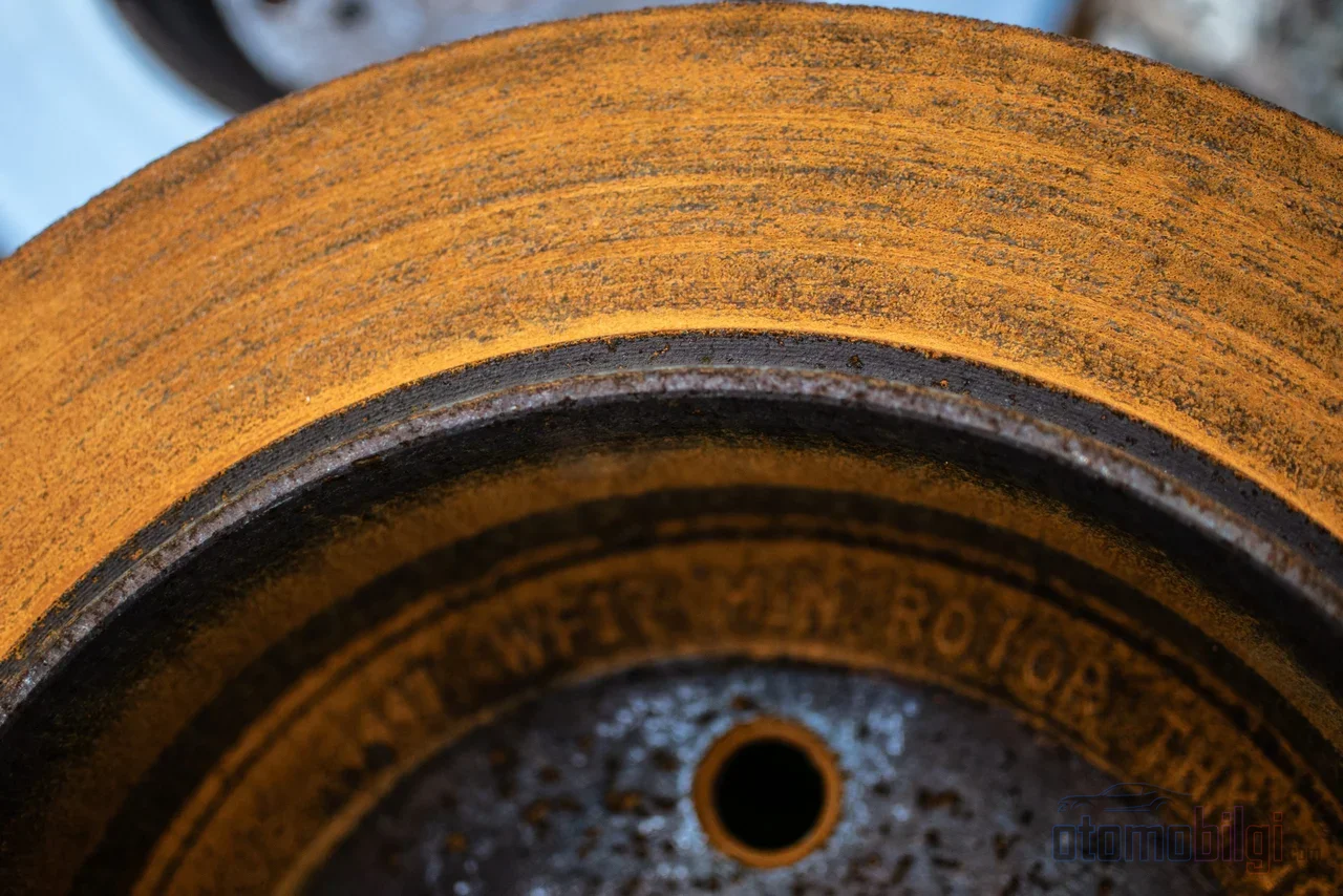 Since regenerative braking takes over most of the work from the motor, the pads of an electric car can easily exceed 150,000 kilometers; the real enemy is not wear, but rust on the unused discs.