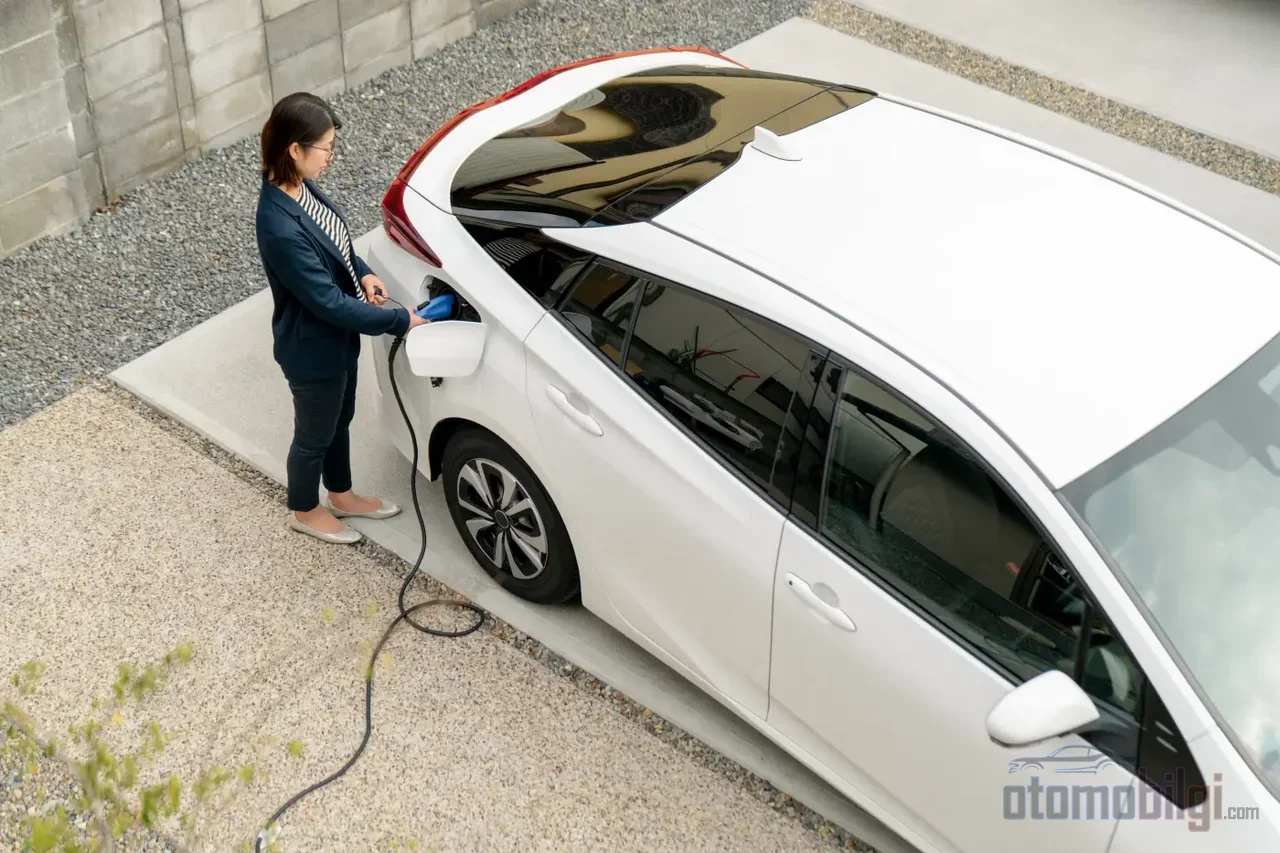 Beş yıl sonunda elektrikli araç dört segmentin neredeyse hepsinde benzinliyi geride bırakıyor; ama bu avantaj aslında evde şarj olabilmekte yatıyor.