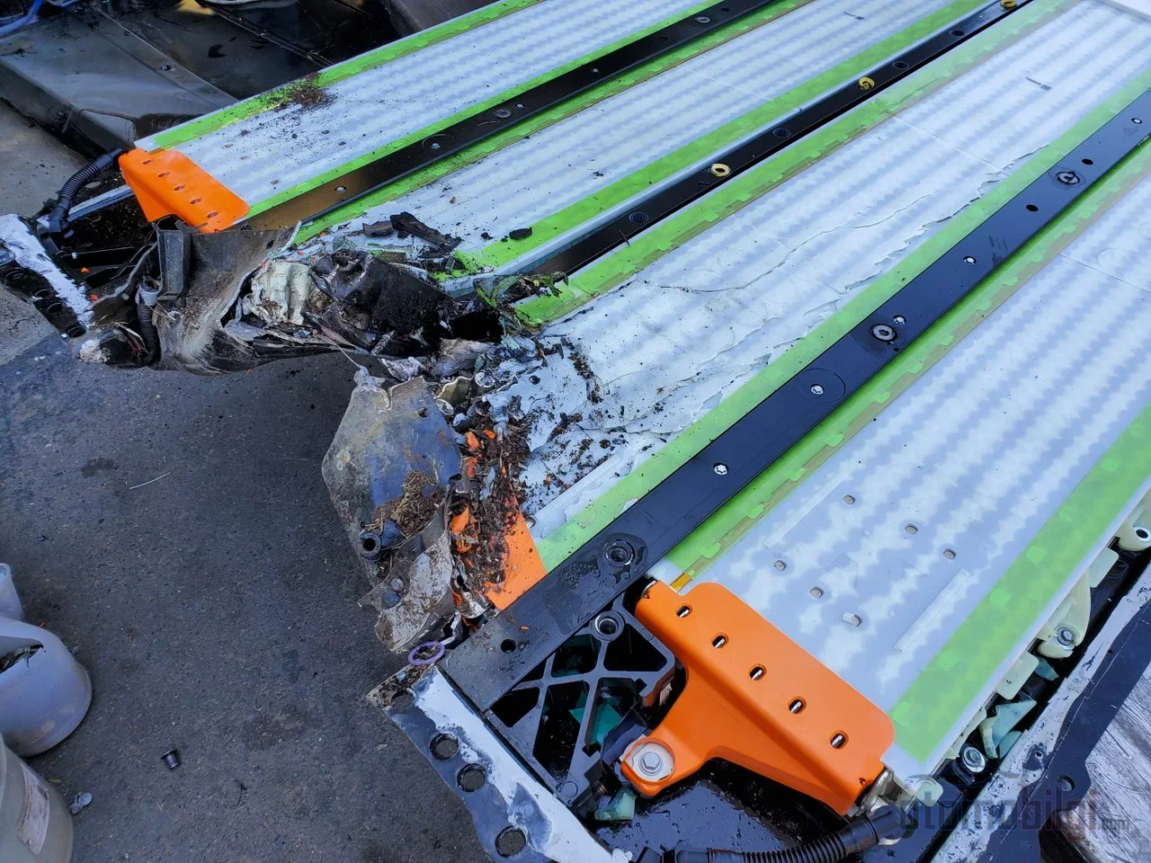 Elektrikli arabanın en pahalı parçası olan batarya, kasko teminatında yetkili servis şartına ve istisna maddelerine takılabiliyor.