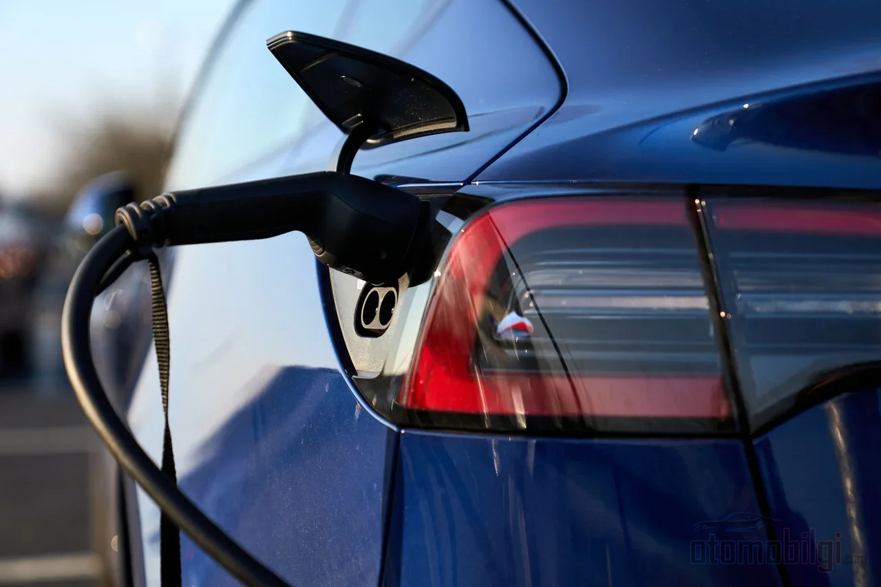 Electric vehicles must never be towed while their wheels are turning on the ground; if they break down on the road, the only rule is to have them lifted and transported on a flatbed tow truck.