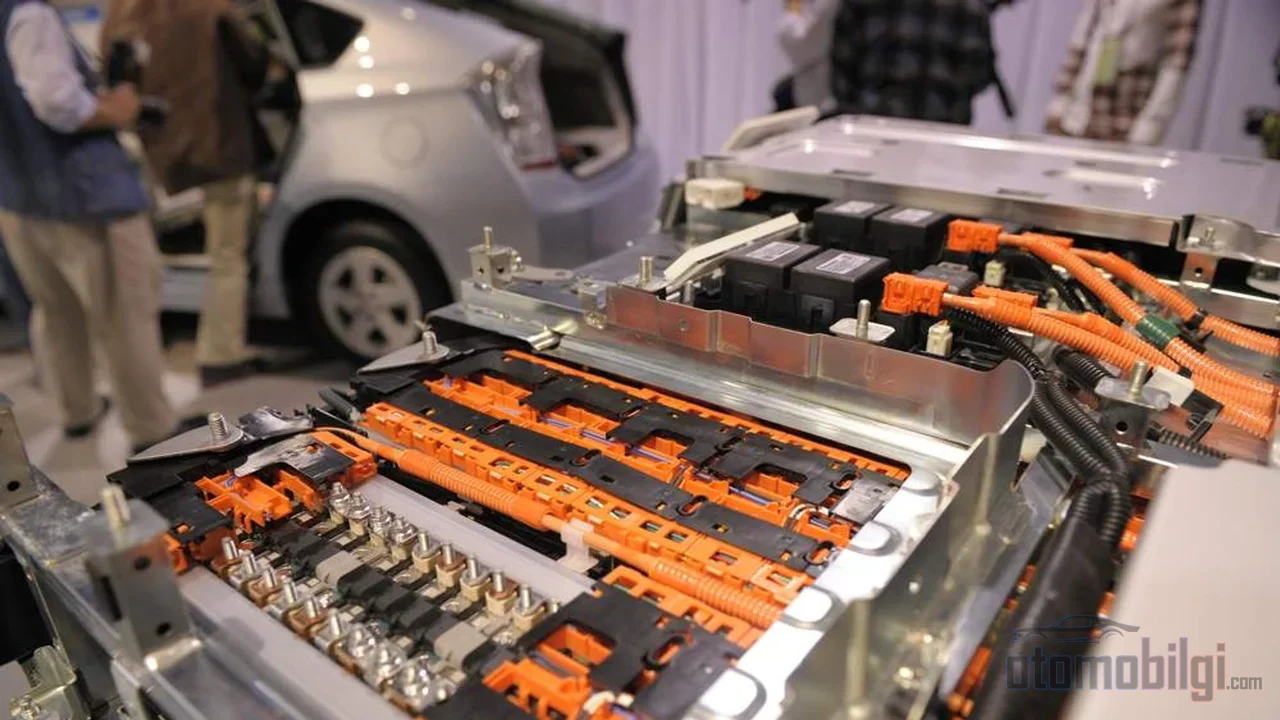 As long as the battery ages normally, the warranty does not come into play; the real deciding factor is whether the capacity has dropped below the 70 percent threshold.