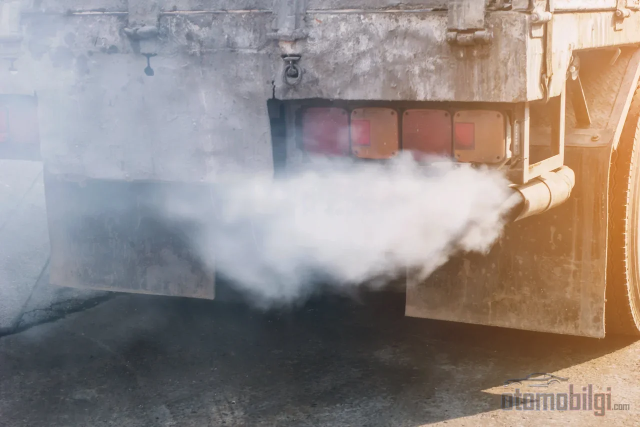 Every puff of exhaust in the city is a silent invasion by three toxic enemies that attack our lungs and our blood vessels at the same time.