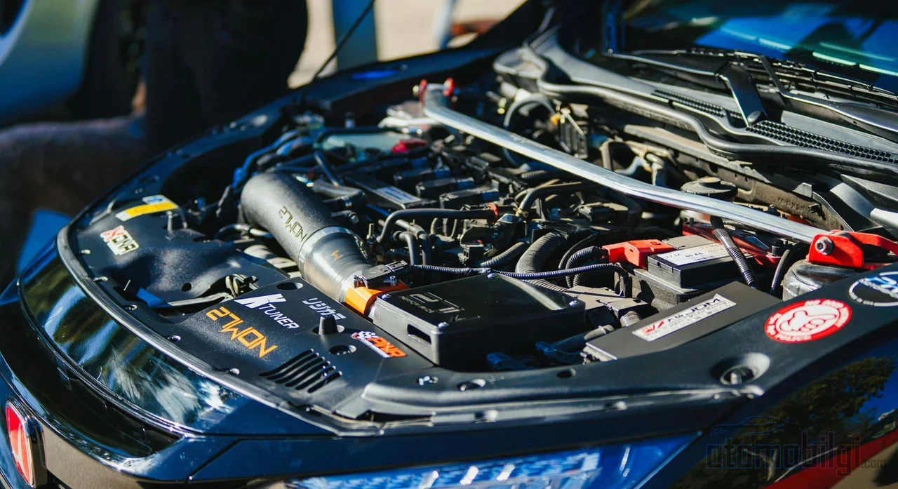Soğuk motorun ilk dakikalarında ECU'nun bilinçli olarak zenginleştirdiği karışım, tam yanamayan yakıtın CO ve hidrokarbon olarak egzoza çıkmasına yol açar.