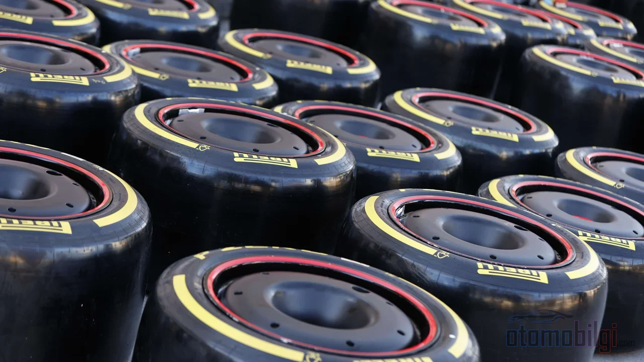 Un pneu de F1 ne produit une adhérence réelle que dans une plage de température étroite ; un composé plus tendre chauffe vite mais meurt si rapidement que la vitesse devient un compromis permanent.