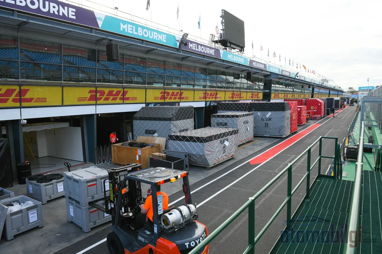รถแข่งประกอบด้วยชิ้นส่วน 5,000 ชิ้น และในการแข่งขัน Grand Prix แต่ละครั้งชิ้นส่วนเหล่านี้จะถูกส่งไปยังห้าทวีป ก่อนเที่ยงคืนของคืนวันอาทิตย์ การแข่งขันโลจิสติกส์ที่แท้จริงจึงเริ่มต้นขึ้น