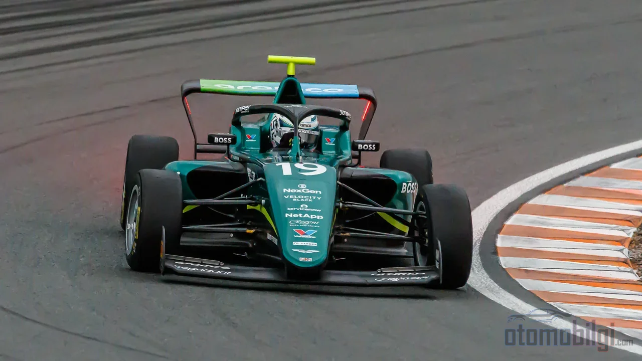 F1 akademileri genç pilotlara finansman ve simülatör zamanı verirken, takımlar gelecekteki kokpit sahibini yıllar öncesinden kendi kalıplarında şekillendiriyor.