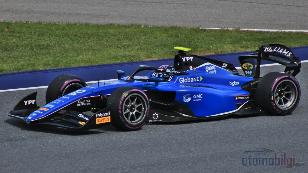 In F2 there is no hydraulic assistance: drivers counter forces of up to 5G in every corner using only their neck, shoulder and arm strength.
