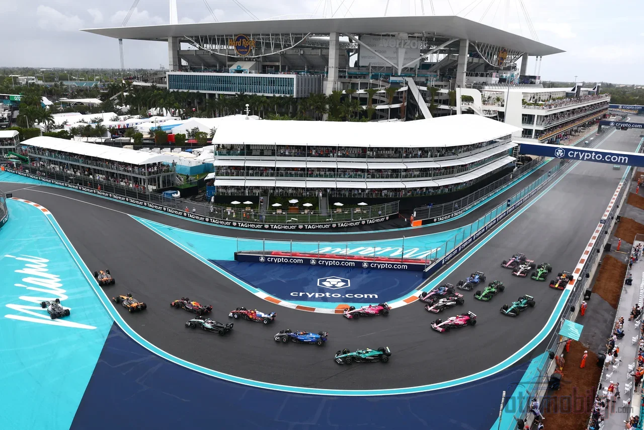 يضمّ Formula 2 في عطلة نهاية أسبوع واحدة سباقين واستراتيجيتين وجدولي نقاط؛ فبينما ينعكس ترتيب الترتيب في السبرنت، يصبح التوقف الإجباري في الصناديق يوم الأحد هو العامل الحاسم.