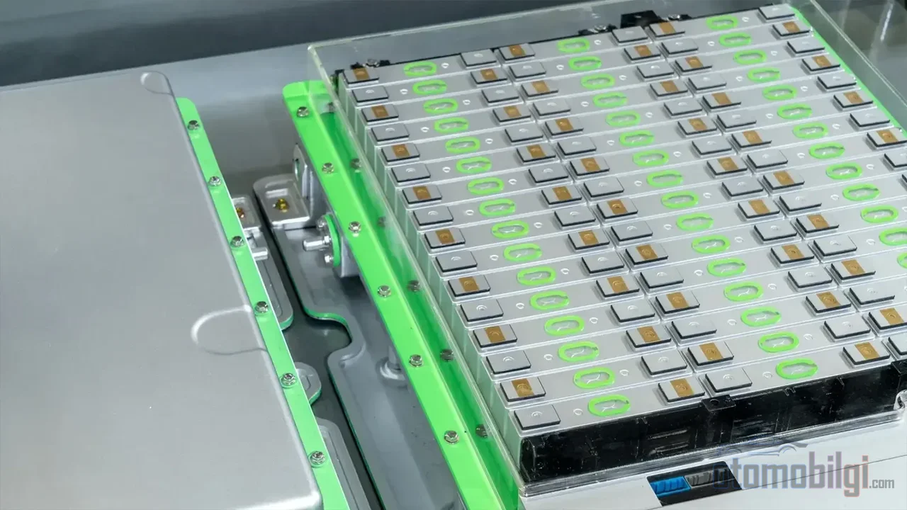 Manganezin elektrolitte çözünerek hücreyi yıpratması, nano katotlar ve katkilama sayesinde 2.000 şarj çevrimini aşan ömürlere yenilgiye uğratıldı.
