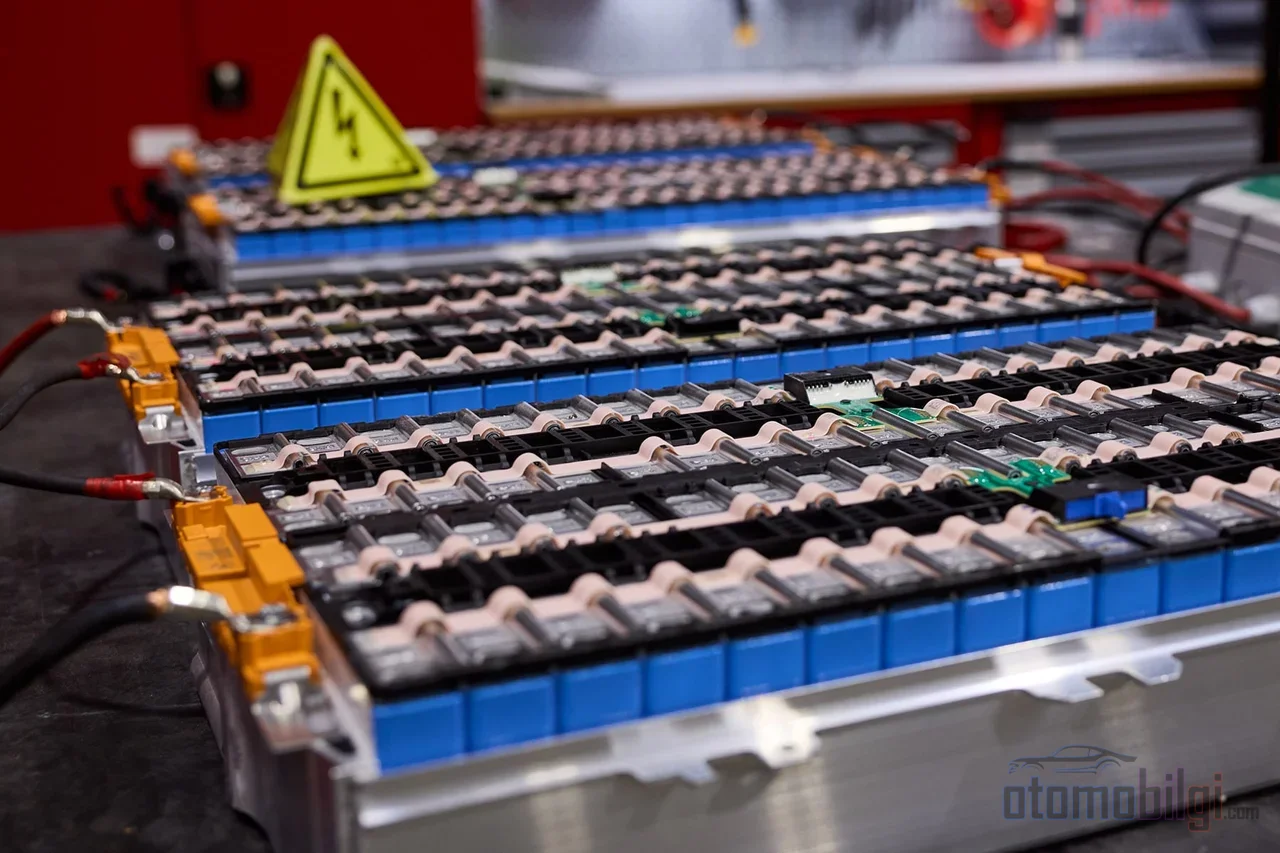 Electric vehicle batteries don't end up in the trash; they first begin a second life in energy storage, then, by recovering lithium, nickel, and cobalt at rates of up to 95%, they are transformed back into raw materials.