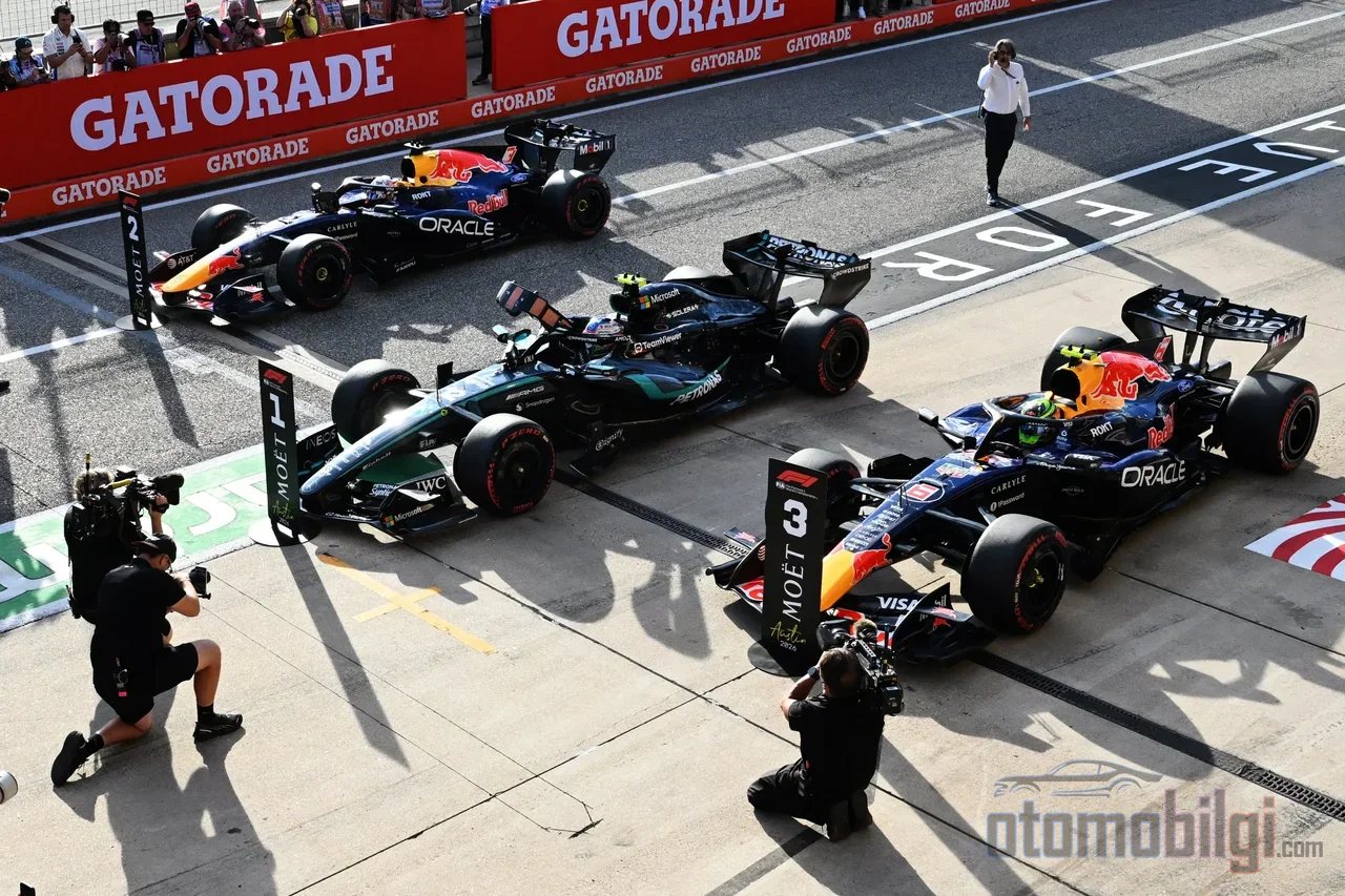 ทุกคำสั่งบนกำแพงพิตของ McLaren อ้างอิงจากหลักการสมการเย็นชาที่หลอมรวมบัญชีการชิงแชมป์ของนักขับทั้งสองคนเข้าไว้ในคณิตศาสตร์เพียงหนึ่งเดียว